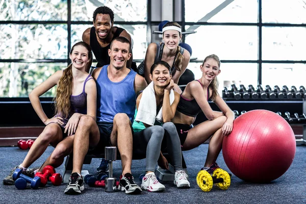 Classe di fitness sorridente in posa insieme — Foto Stock