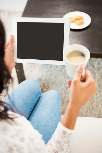 Frau benutzt Tablet — Stockfoto