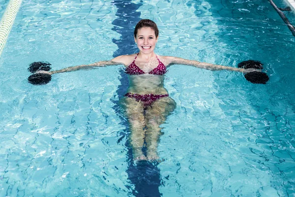 Sorridente donna in forma facendo acquagym — Foto Stock