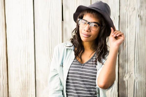 Улыбающаяся женщина в очках и шляпе — стоковое фото