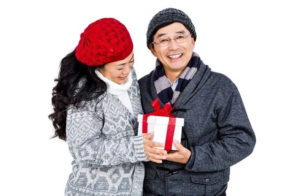 Casal feliz com presente — Fotografia de Stock