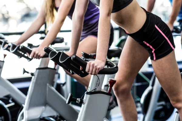 Ajustar a las personas que trabajan en la clase de spinning — Foto de Stock