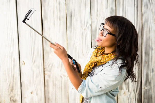 Casual sorrindo mulher tomando uma selfie — Fotografia de Stock