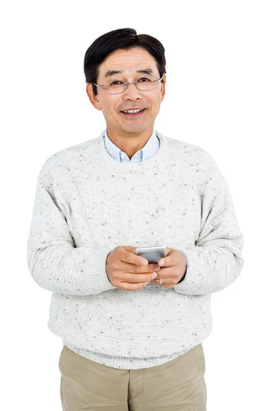 Hombre sonriente usando su teléfono inteligente — Foto de Stock