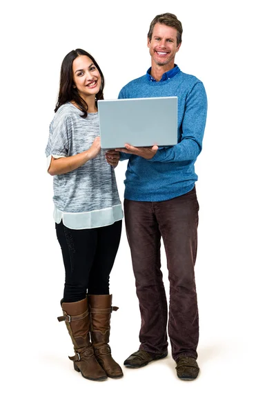 Retrato de pareja sonriente sosteniendo portátil — Foto de Stock