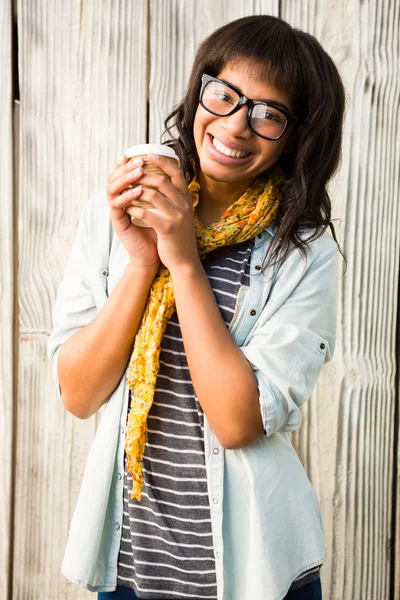 Kvinna poserar med glasögon medan du håller kaffe — Stockfoto