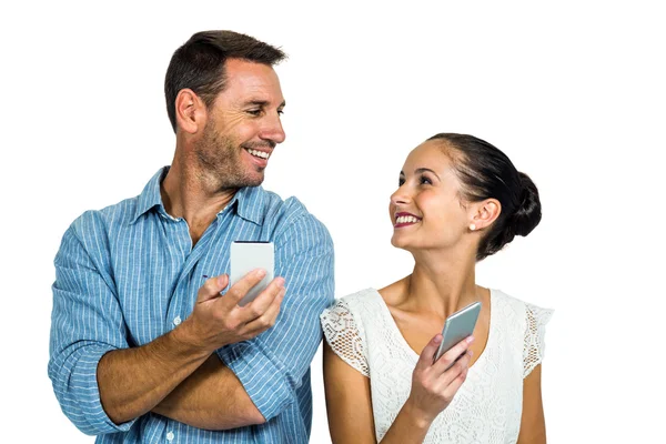 Pareja feliz usando smartphones — Foto de Stock