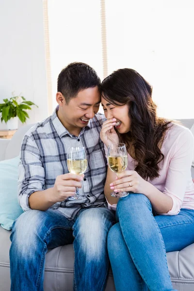 Молодая счастливая пара пьет вино — стоковое фото