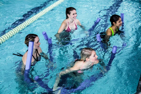 Aula de fitness feliz fazendo aeróbica aquática — Fotografia de Stock