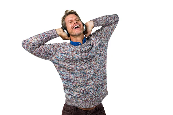 Smiling man listening to music — Stockfoto