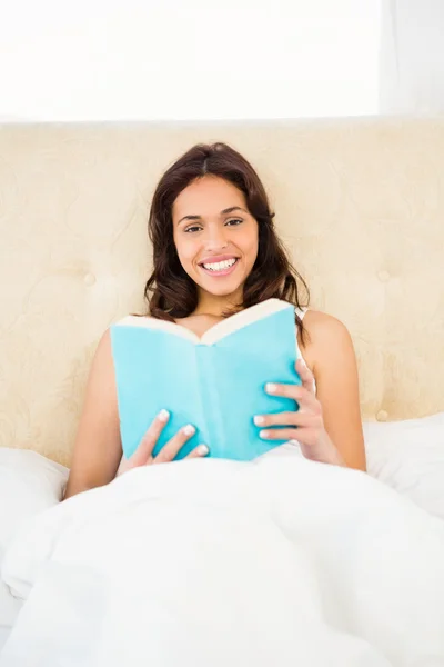 Mooie vrouw leesboek in haar bed — Stockfoto