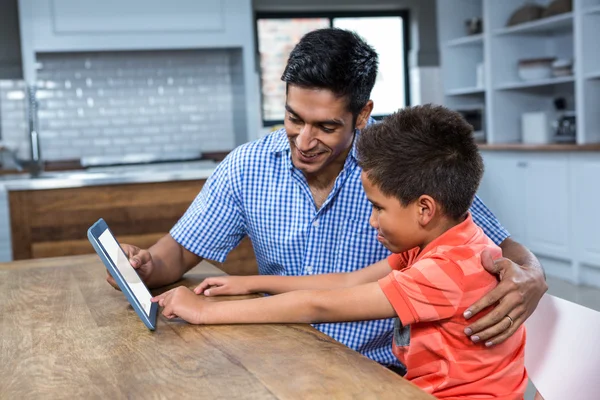 微笑着的父亲与他的儿子使用平板电脑 — 图库照片