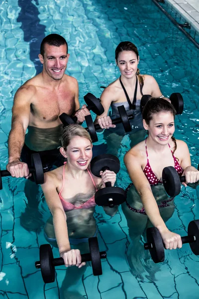 Apto para personas que hacen una clase de aeróbic acuático —  Fotos de Stock