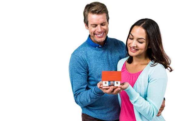 Sorrindo casal segurando modelo casa — Fotografia de Stock