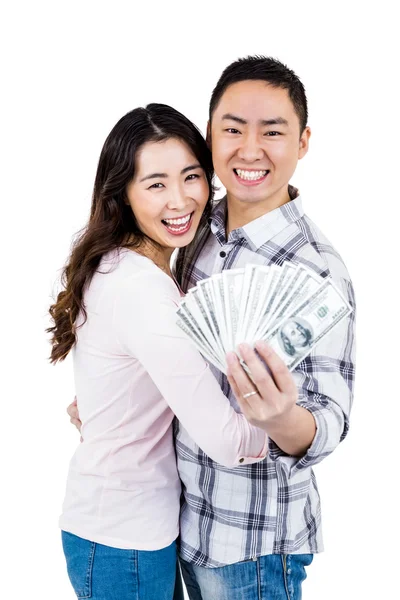 Portrait de couple souriant tenant de l'argent — Photo