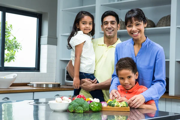 Ευτυχισμένη οικογένεια στην κουζίνα. — Φωτογραφία Αρχείου