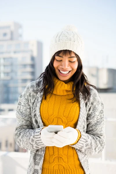 Mujer sonriente usando ropa de invierno —  Fotos de Stock