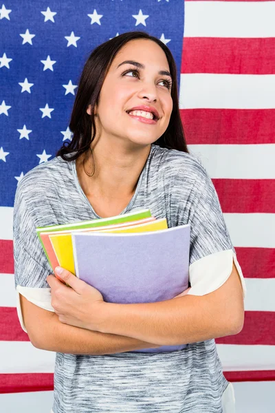 Femme souriante contre drapeau américain — Photo