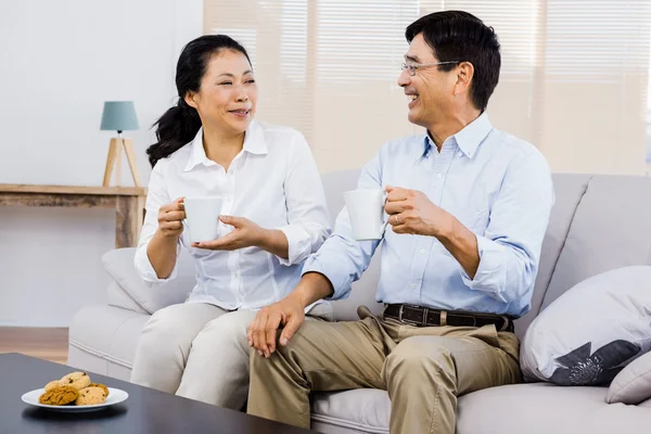 Happy couple together on the couch — Stock Photo, Image