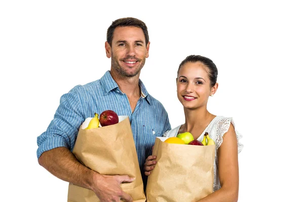 Pareja sosteniendo bolsas de comestibles — Foto de Stock