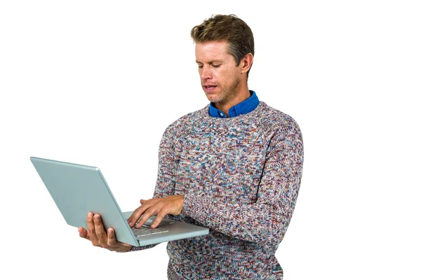 Gros plan de l'homme utilisant un ordinateur portable — Photo
