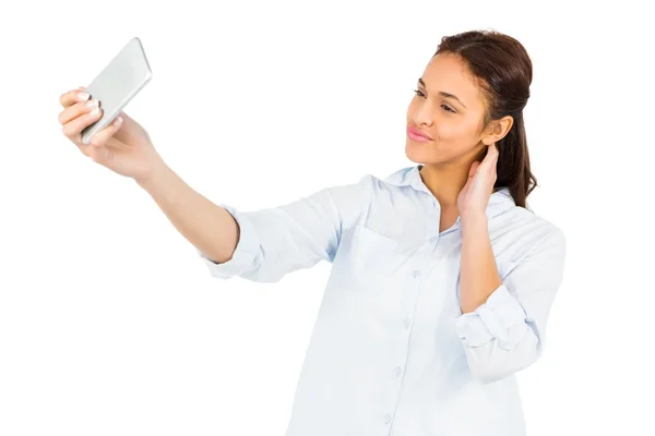 Casual sonriente mujer tomando selfie — Foto de Stock