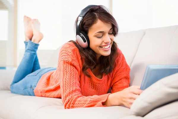 Smiling woman listening music — Stock Photo, Image