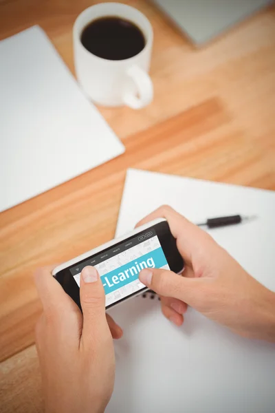 Man met smartphone aan balie — Stockfoto