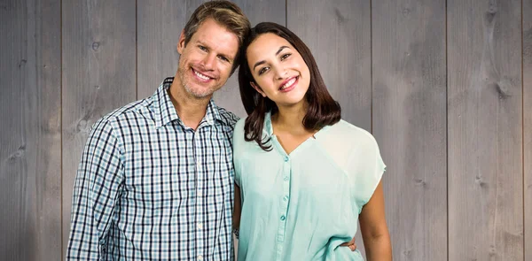 Pareja feliz de pie — Foto de Stock