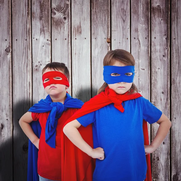 Kinder geben sich als Superhelden aus — Stockfoto