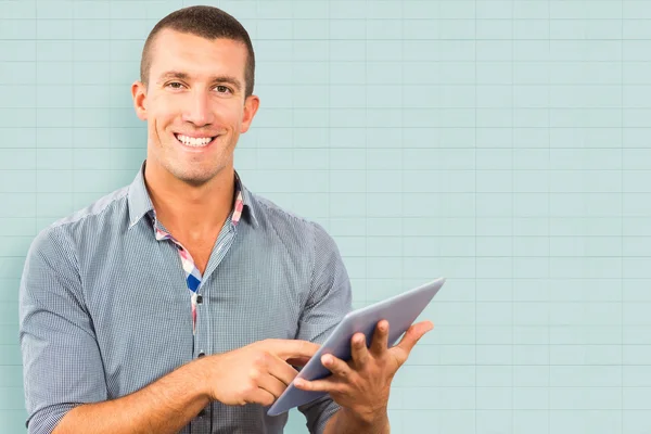 Hombre de negocios sonriente usando tableta — Foto de Stock