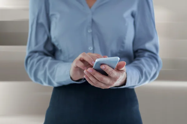 Empresaria usando teléfono inteligente — Foto de Stock