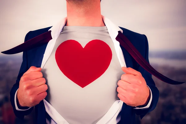 Camisa de apertura hombre de negocios en estilo superhéroe — Foto de Stock