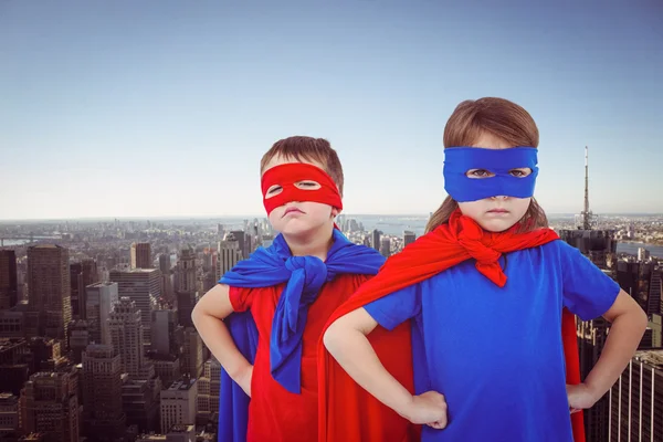 Enfants masqués se faisant passer pour des super-héros — Photo