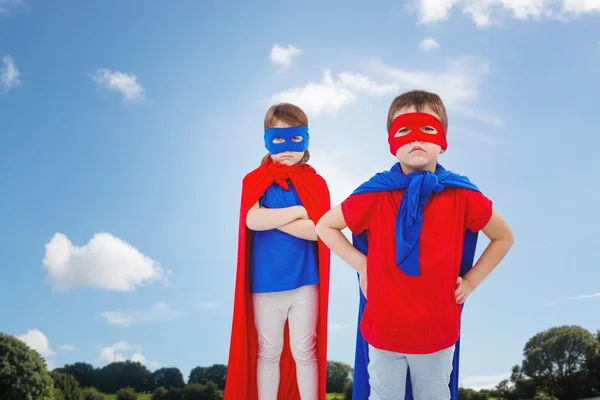 Maskované děti předstírá, že superhrdinové — Stock fotografie