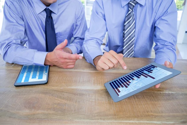 Ondernemers met behulp van digitale tablet op tabletten — Stockfoto