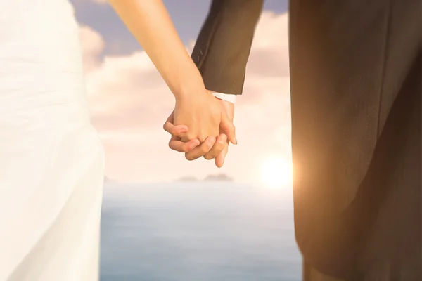 Recém-casados de mãos dadas — Fotografia de Stock