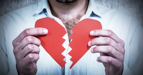 Hombre triste sosteniendo las mitades del corazón — Foto de Stock