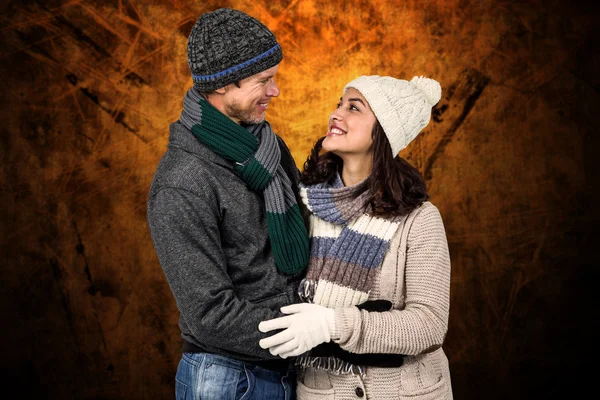 Winter paar genieten van warme dranken — Stockfoto