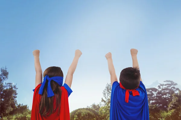 Niños enmascarados fingiendo ser superhéroes —  Fotos de Stock