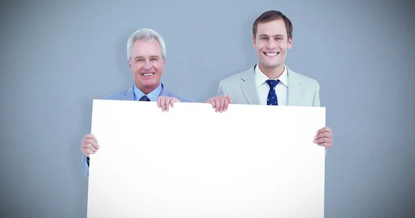 Comerciantes sonrientes sosteniendo cartel en blanco —  Fotos de Stock