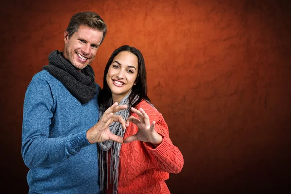 Paar macht Herzform mit Händen — Stockfoto