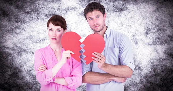 Pareja sosteniendo un corazón roto — Foto de Stock