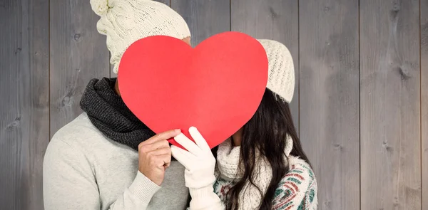 Uśmiechający się para trzymając papier serca — Zdjęcie stockowe