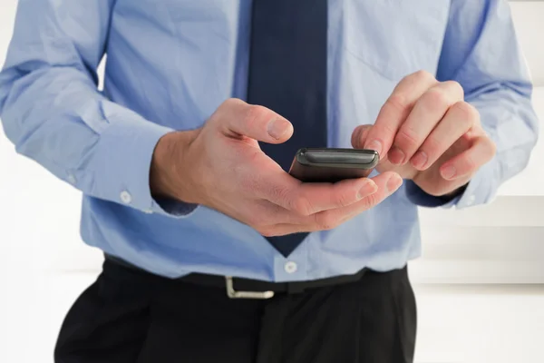 Geschäftsmann mit Smartphone — Stockfoto