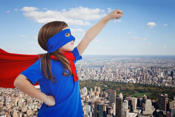 Maskerad flicka låtsas vara superhjälte — Stockfoto