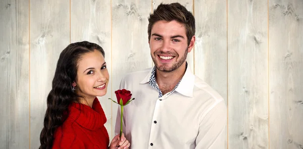 Usmívající se pár s růží — Stock fotografie