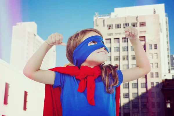 Chica enmascarada fingiendo ser superhéroe — Foto de Stock