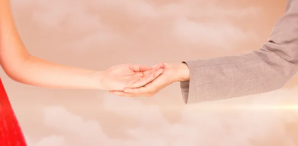 Couple debout main dans la main — Photo