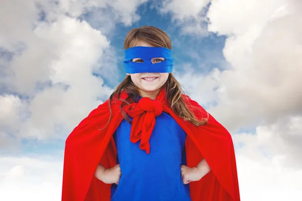 戴面具的女孩假装自己超级英雄 — 图库照片